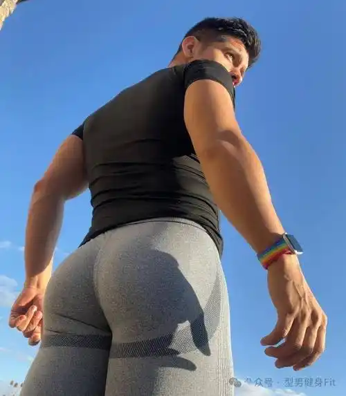 综上所述,男人对自己的翘臀充满自信,不仅能展现出健康,活力的体态