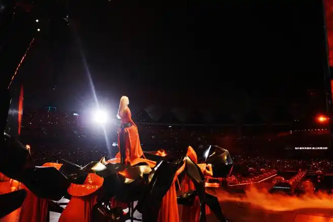 蔡依林超话    红衣女王,统御全场.