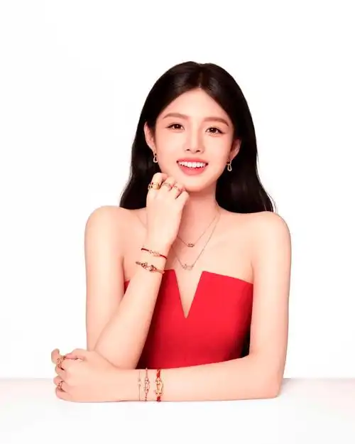 每周速报qeelin官宣张艺兴为全球品牌代言人热播剧繁花成2024开年新