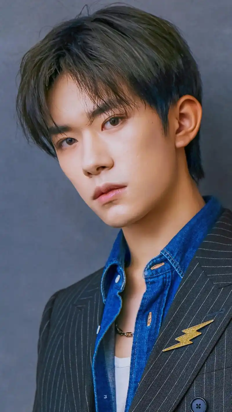 易烊千玺 时尚芭莎明星慈善夜