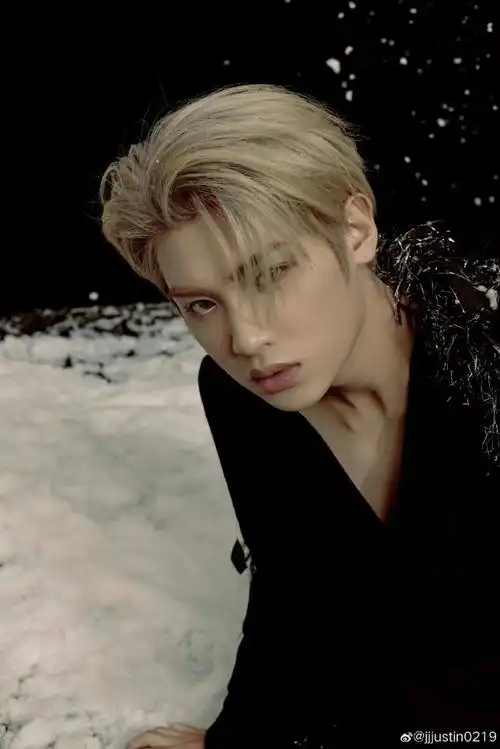 黄明昊金发冬日暖阳随拍