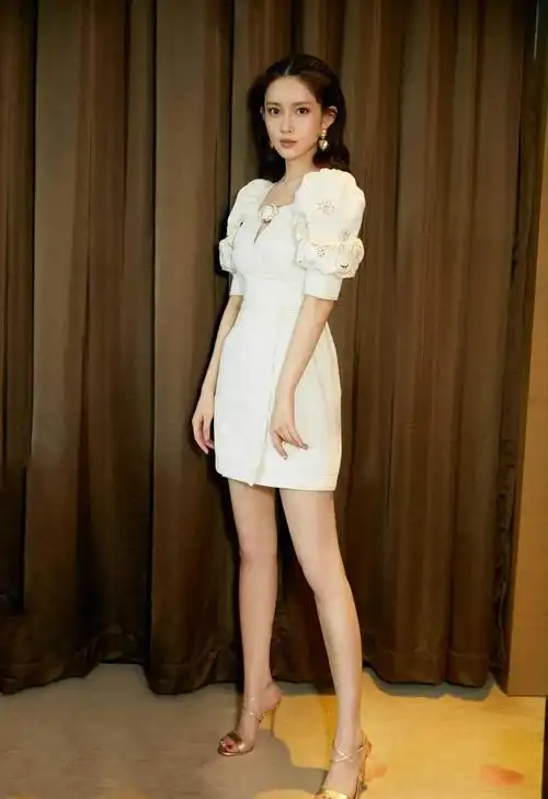 赵今麦真是人生赢家穿白色连衣裙配马丁靴才18岁就这么会穿