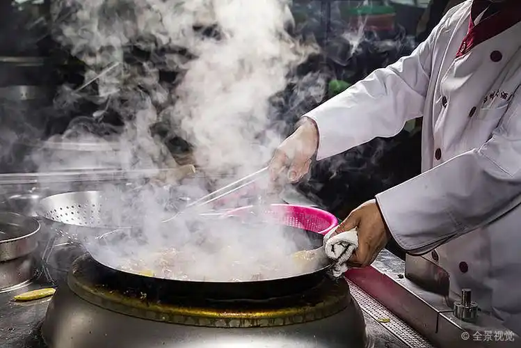 厨师_勺子_厨艺_厨房_掌勺_大锅_热气腾腾_高清图片_全景视觉