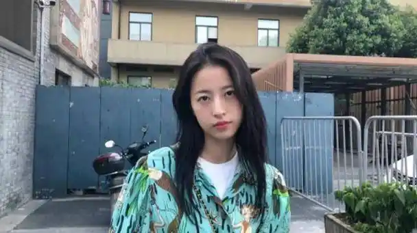 周雨彤庆祝自己生日,圈内好友发文祝福,肖战未送祝福引发争议?