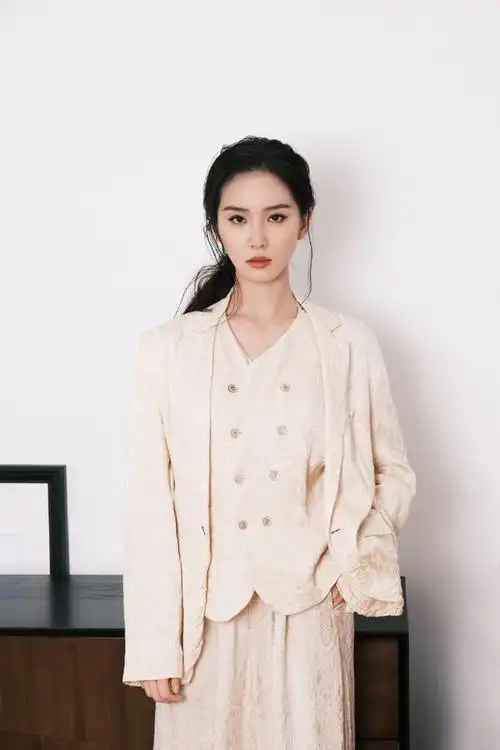 刘诗诗收工随拍两宫格##刘诗诗浅色花纹西装造型