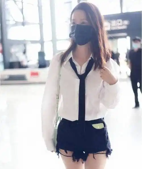 李沁"葡萄干"牛仔短裤白衬衫尽显真正制服魅力!_时尚_衣服_女孩子