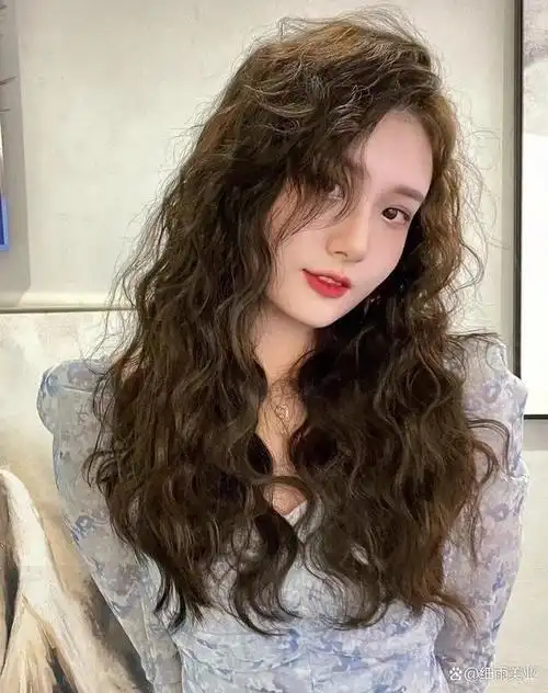 法式烫是属于中大卷的发型,非常百搭好看气质满满.
