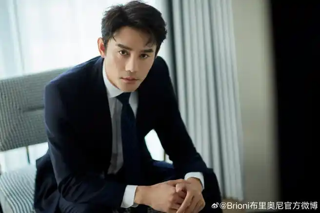 brioni藏蓝色精纺羊毛西服套装,搭配真丝斜纹编织领带和白色纯棉衬衫