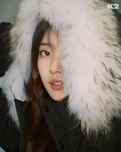 裴秀智冬装羽绒服画报写真图片