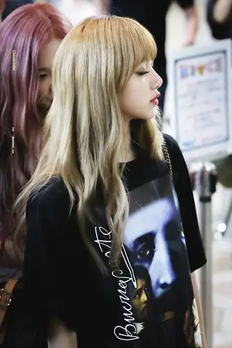 30多张blackpink lisa的侧脸图片 lisa惊艳侧颜照有多美?