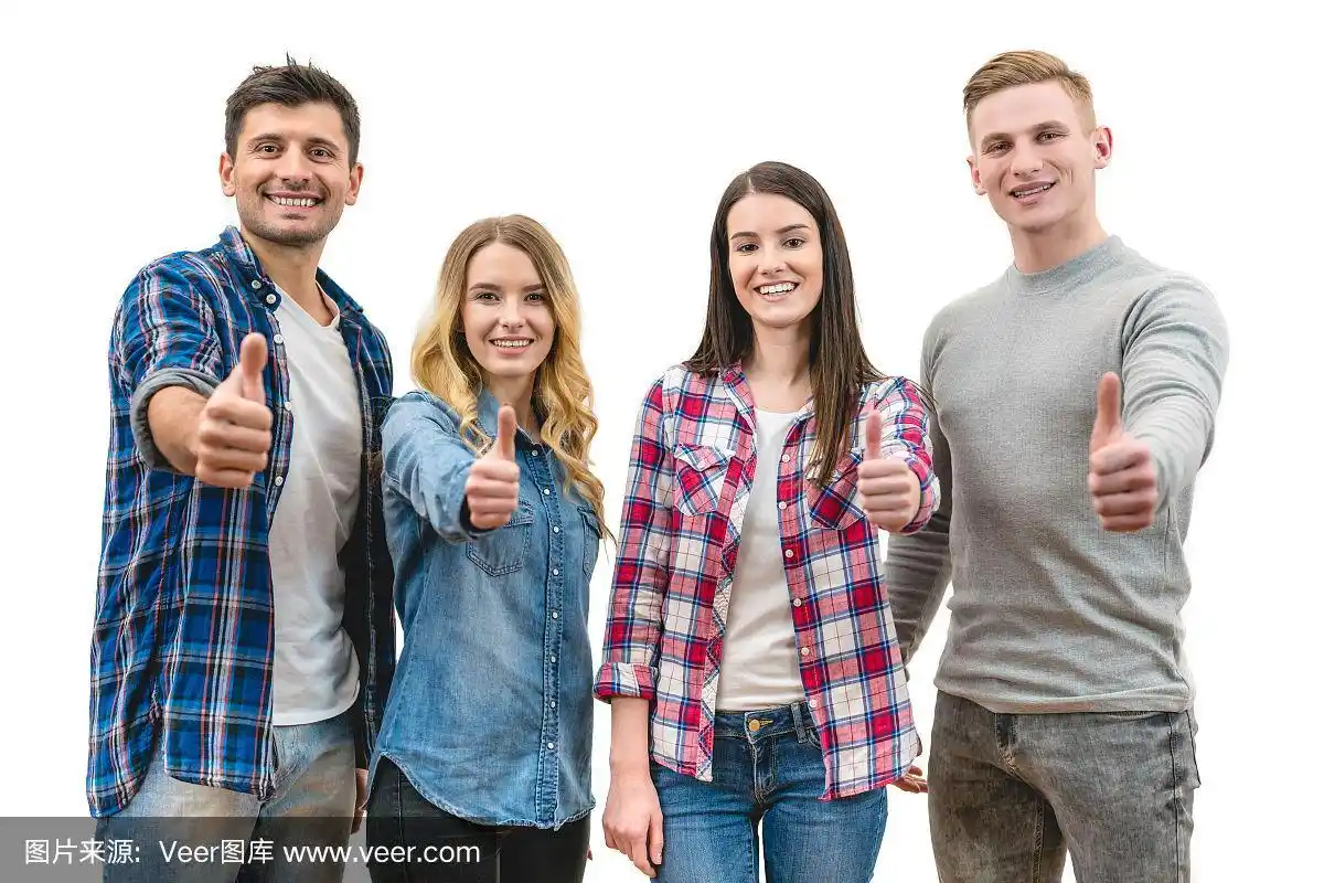 四个人在白色的背景上竖起大拇指