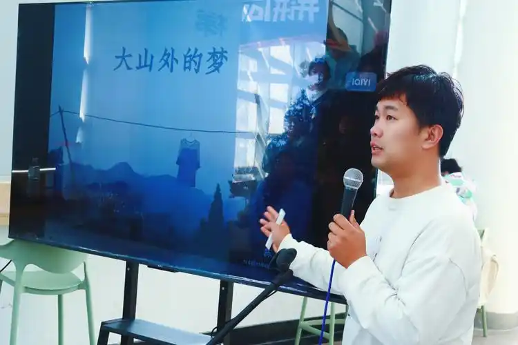 有文艺有情怀有坚守青未青年空间发起人陈哲作客法学院开讲law