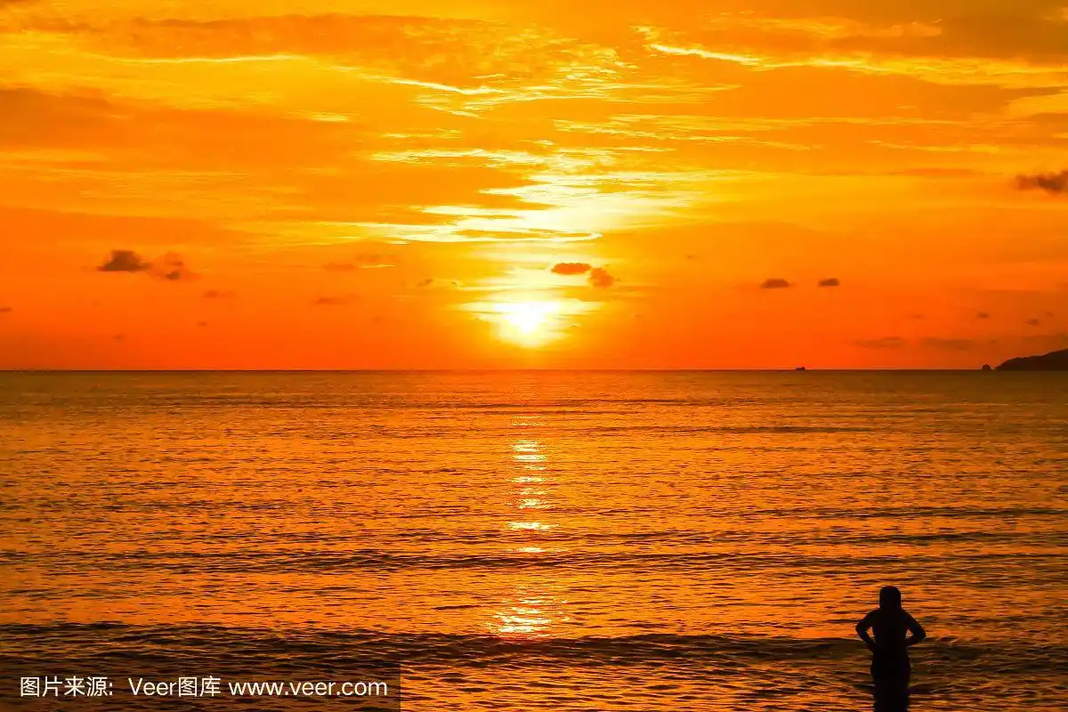 泰国美丽的橙色海日落
