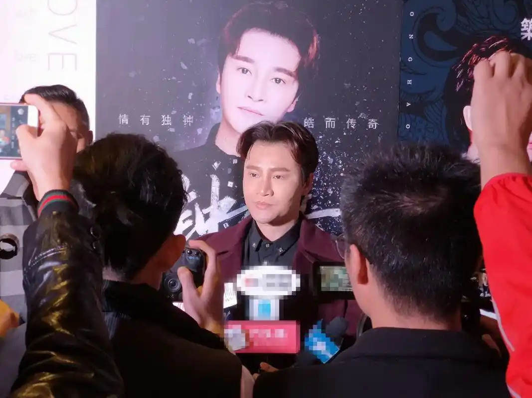 追随偶像变成功歌手 张国荣模仿歌手钟皓 万人体育馆开公益演唱会