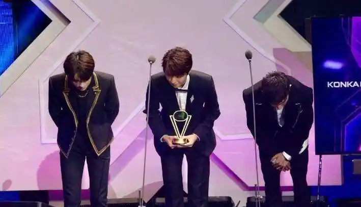 tfboys终合体,王源的鞋子跟易烊千玺王俊凯都不一样,暴露身高