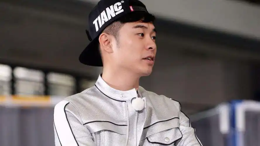 陈赫一家游迪士尼,张子萱打扮精致少女感,岁女儿皮肤黑牙齿不齐