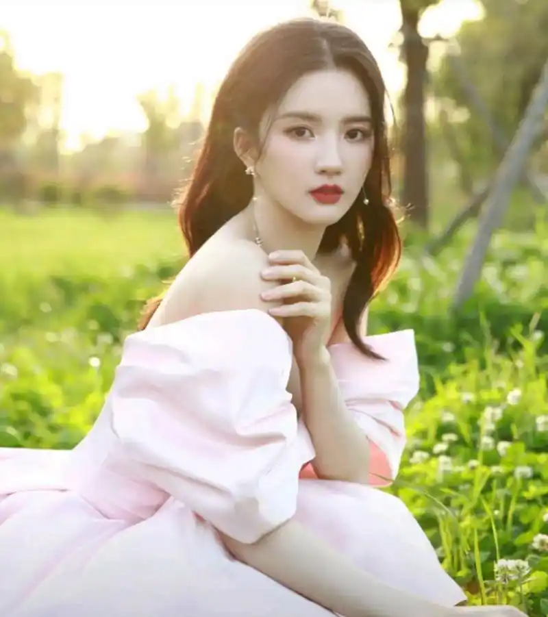 刘些宁晒美图,穿淡粉色抹胸礼服裙,像个公主一样美.