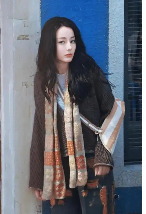 女明星春天穿什么?杨紫,迪丽热巴混搭风春日穿搭,还有杨幂穿长裙