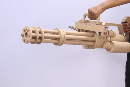 太神奇了,国外手工大神以纸壳为基础,diy了能发射子弹的加特林