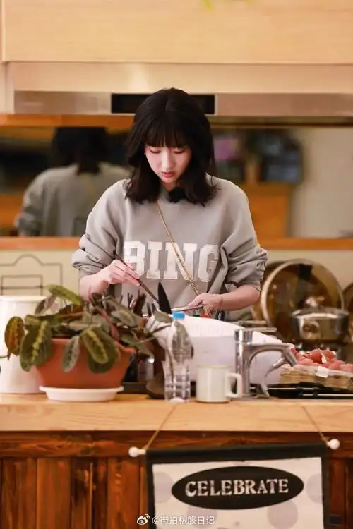 王玉雯超话  look1  马甲&牛仔裤 | sandro  look2  卫衣 | anine