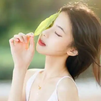 女生干净气质简单的头像图片_女生头像_头像屋