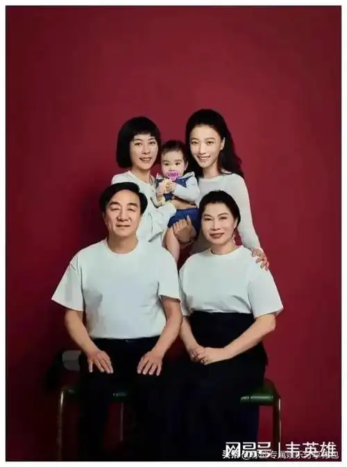 王珞丹难得公开全家福一家七口超有爱元宵节全家出镜