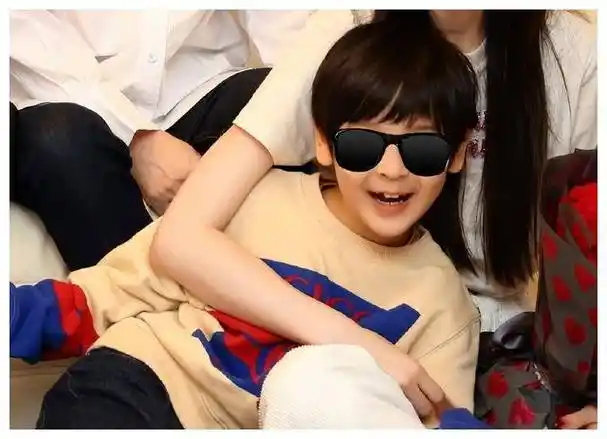 baby与家人同框,35岁生日照曝光,小海绵正脸瞬间抢镜_照片_家庭_儿子