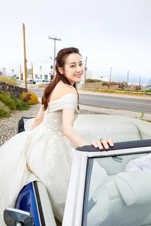 迪丽热巴穿婚纱拍大片,夕阳下香肩半露笑容甜美