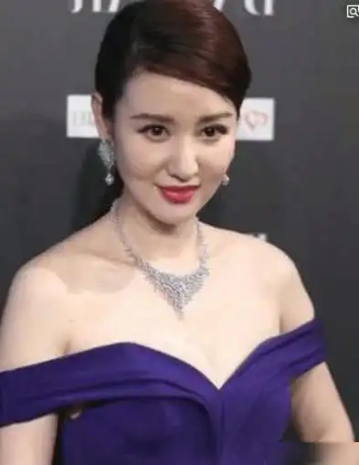 40岁张萌晒素颜照剃光头穿病号服装房间吃面疑似患病未住单间