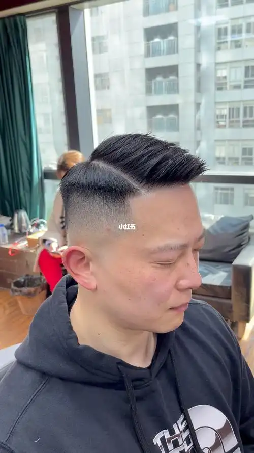 男士发型高渐变侧分