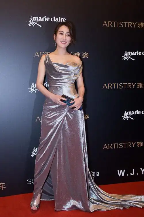 再瘦的女人也得谨慎马苏一袭银色长裙好优雅但显出了假胯宽