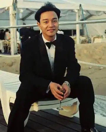 张国荣超话是西装荣!