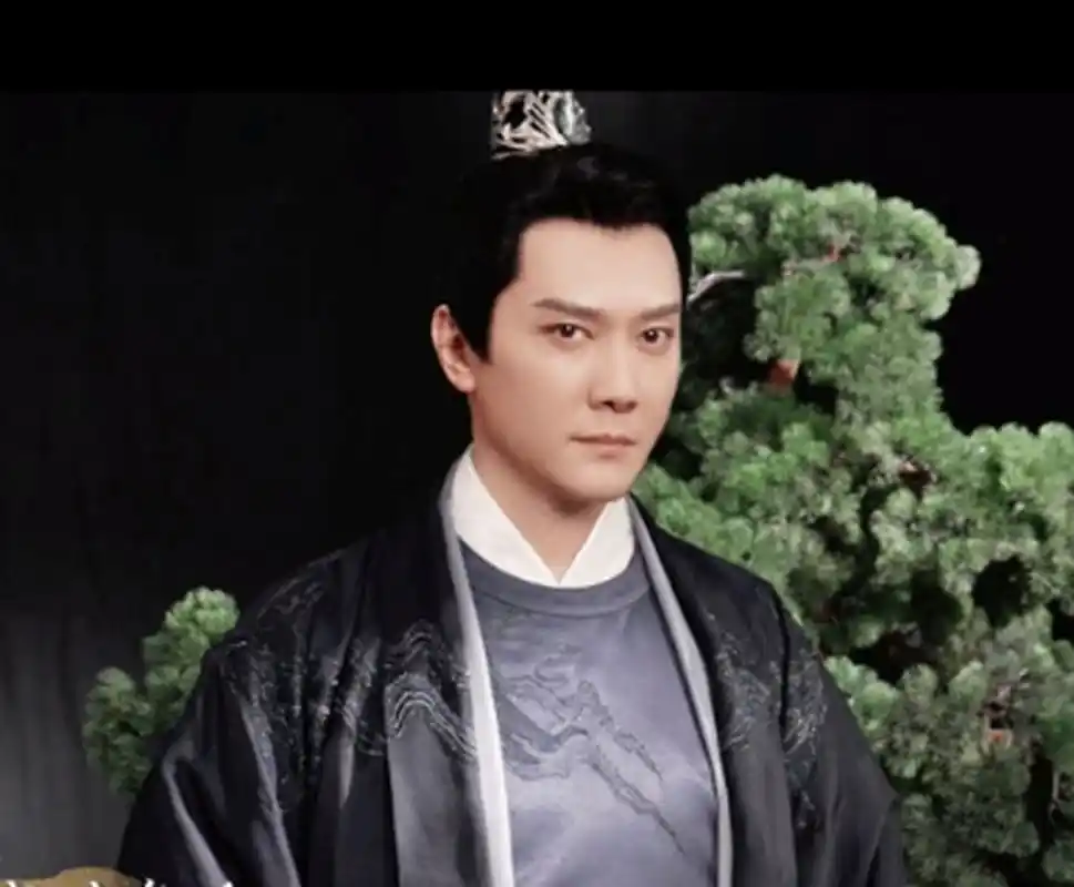 冯绍峰45岁状态#  冯绍峰主演的电视剧《灼灼风流》今日开播,看他