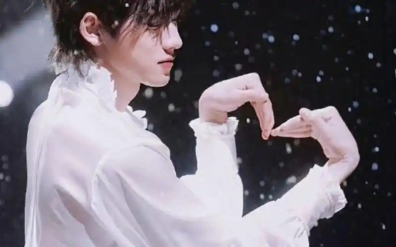 【宋亚轩】快来接受小宋老师向你发送的爱心吧