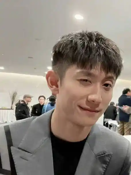 张一山最近营业照