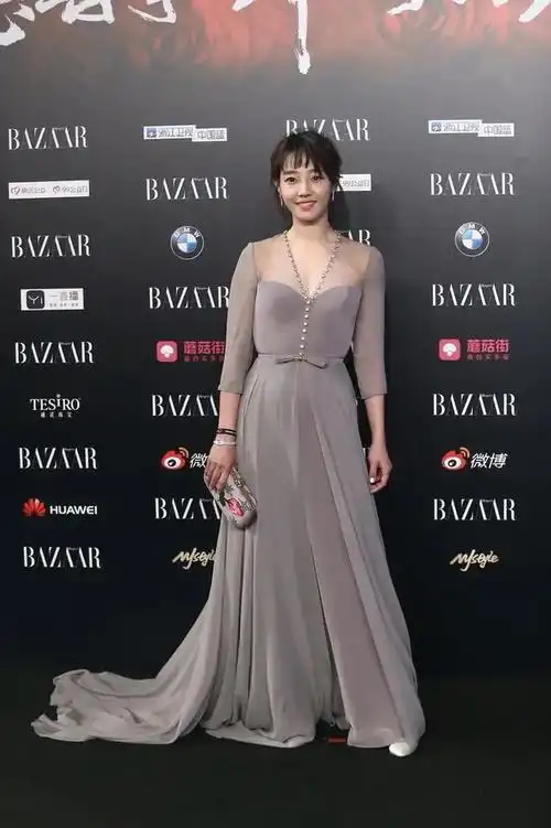 白百何气质开挂了红毯生图曝光35岁穿灰色雪纺裙美得太温柔
