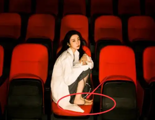 赵小棠当众脱鞋,突然离开美颜后:原来习舞十五年的脚型是这样