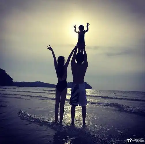 戚薇晒一家三口合影庆六一 戚薇穿比基尼身材火辣