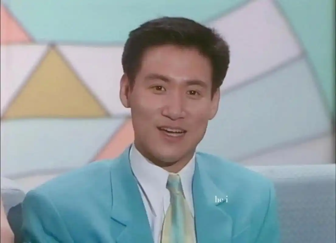 "清新靓丽的年轻张学友,穿上绿色西装,帅气十足.