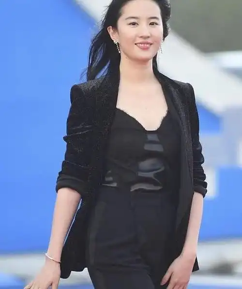 刘亦菲近照发胖,脸圆腿粗似大妈,仙女气质不再有