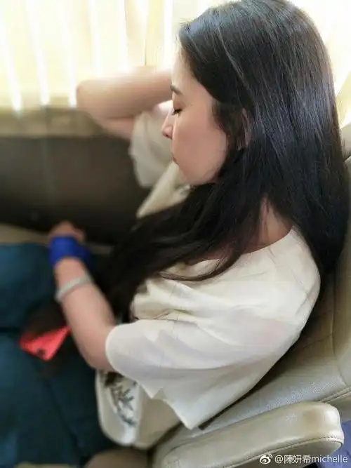 陈妍希晒各女星熟睡照, 网友: 唐艺昕是流口水了吗?