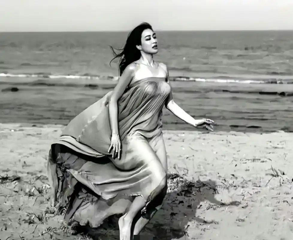 22岁的钟丽缇在海边,此时的她正处于巅峰时期. 67