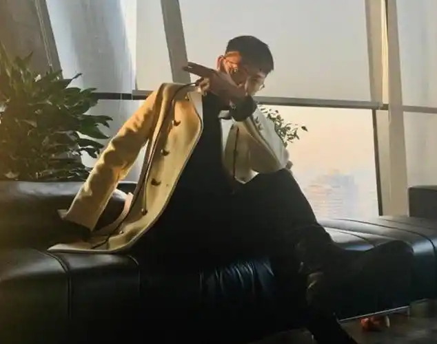 有一种"整容"叫黄子韬寸头,与现在判若两人,网友:怕了怕了!