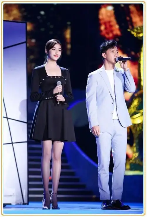 当173关晓彤和172唐嫣同穿黑色小短裙终于见识到美人腿长啥样了