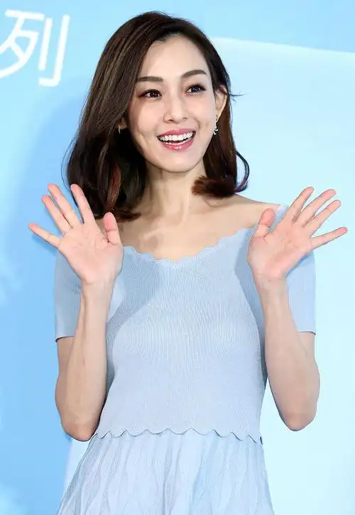 范玮琪清新短裙活动现场清爽写真图片