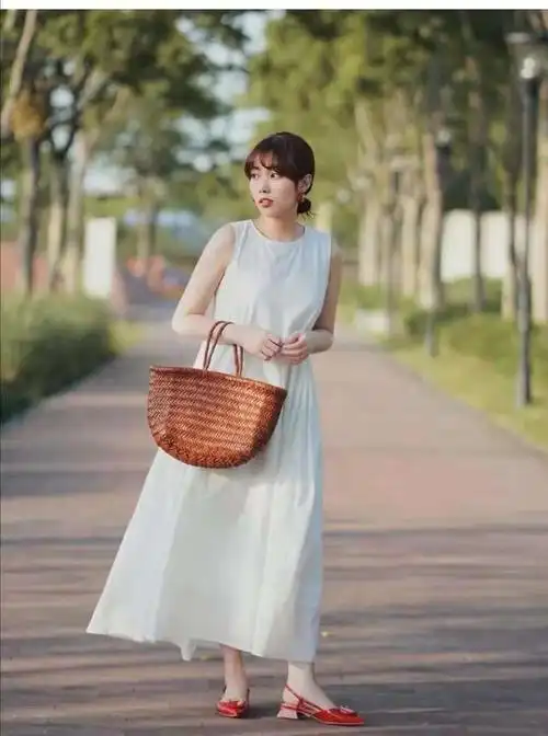 夏天白色连衣裙搭配什么颜色鞋子好看
