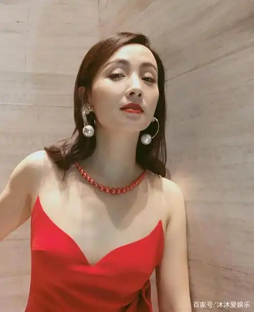 陶虹游泳时旧照被晒出,十分青涩稚嫩,对着镜头笑容十分甜美