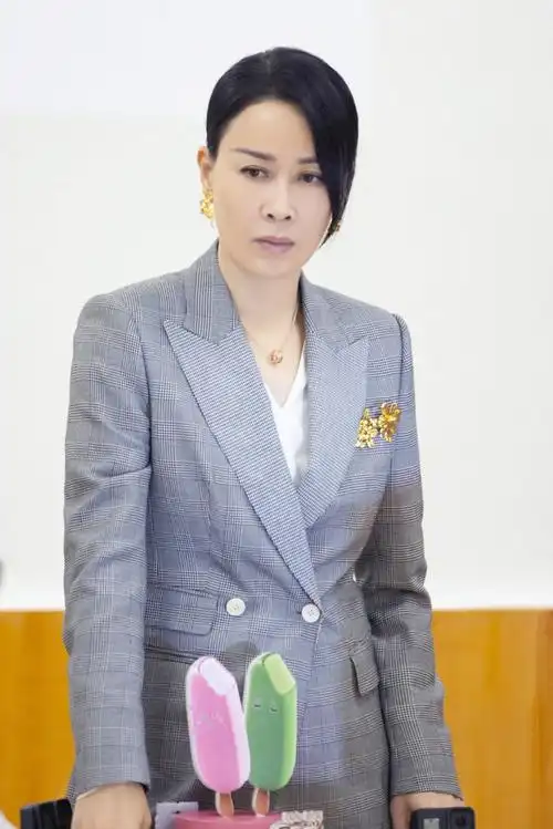 53岁的那英再次登好声音黑色西装拍黑色网纱裙干练帅气