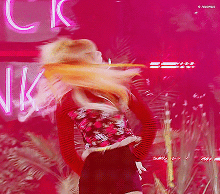 之前也有网传lisa将会担任《青春有你2》的舞蹈导师,只是这一消息还没