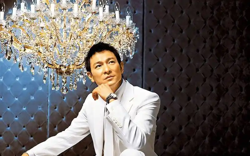 积极备考无线艺员训练班,当时的刘德华与林安琪正处于热恋之中,在林